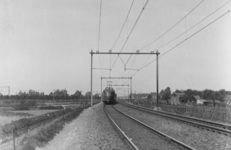 150357 Afbeelding van een electrisch treinstel mat. 1936 van de N.S. ten zuiden van Breukelen. Links de spoorlijn ...
