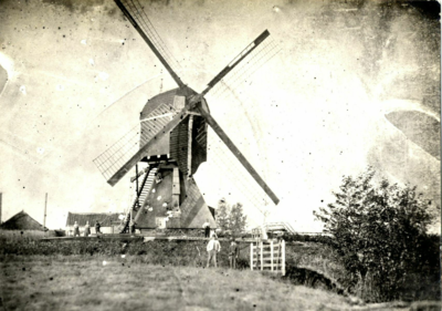 6433 Gezicht op de wipmolen van het waterschap Noord-Linschoten aan de Noordlinschoterdijk te Linschoten, met enkele ...