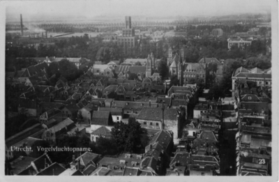 123941 Overzicht van de stad Utrecht, vanaf de Domtoren, uit het noordoosten, met links de Boterstraat en rechts de ...