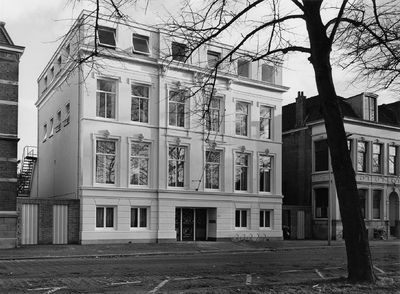 124263 Gezicht op de voorgevels van de gerestaureerde tehuizen De Haven (Observatiehuis voor meisjes, Maliebaan 99) en ...