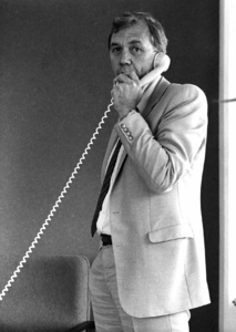 153316 Afbeelding van een bellende beambte van de spoorwegpolitie (in burger).