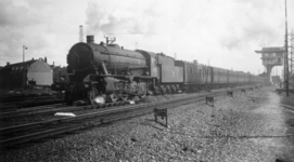 160889 Afbeelding van de stoomlocomotief nr. 4395 (serie 4300/4400/4500, Austrity ) van de N.S. met een trein bestaande ...
