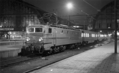 160949 Afbeelding van de electrische locomotief nr. 1302 (serie 1300) van de N.S. met rijtuigen plan D op het ...