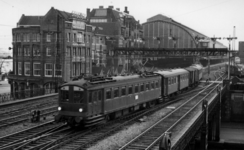 161048 Afbeelding van een electrische trein bestaande uit rijtuigen mat. 1924 ( Blokkendozen ) van de N.S. bij vertrek ...