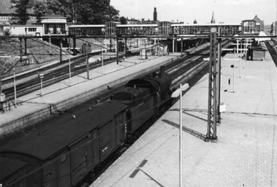 161113 Afbeelding van de stoomlocomotief nr. 3761 (serie 3700/3800) van de N.S. met een trein bij binnenkomst in het ...