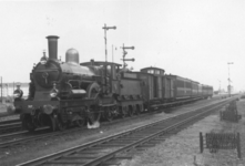 161257 Afbeelding van een trein getrokken door een stoomlocomotief uit de serie 1700/1800 van de N.S. bij binnenkomst ...