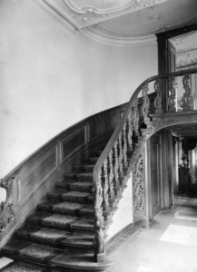 77828 Interieur van de Fundatie van de Vrijvrouwe van Renswoude (Agnietenstraat 3-5): gebeeldhouwde trap in de vestibule.