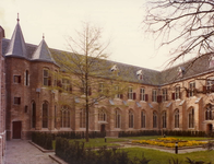 65143 Gezicht in de zuidelijke hoek van de kloosterhof van het Rijksmuseum Het Catharijneconvent (Nieuwegracht 63) te ...