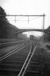 64011 Gezicht op de spoorlijn Utrecht - Arnhem, met de Oranjebrug te Arnhem, tijdens de aanleg van de bovenleiding.