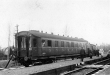 160800 Afbeelding van de locomotor nr. 216 (serie 200/300) van de N.S. met het rijtuig C 7005 als volgtrein 3155 langs ...