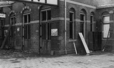 158072 Gezicht op een gedeelte van het tijdens de oorlog zwaar beschadigde N.S.-station Kesteren te Kesteren.