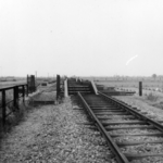 158112 Gezicht op de tijdens de oorlog vernielde spoorbrug over de Baardwijksche Overlaat tussen Waalwijk en Drunen.