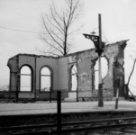159080 Gezicht op een gedeelte van het tijdens de oorlog vernielde N.S.-station Lage Zwaluwe te Zevenbergschenhoek.