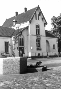 150186 Gezicht op de voorgevel van het N.S.-station te Boxmeer.