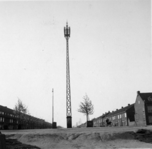 71677 Gezicht op een telefoonmast in de Burgemeester van Tuyllkade te Utrecht; ter hoogte van de kruising met de Van ...