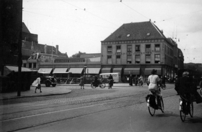 75108 Gezicht op het pand van de Galeries Modernes (Lange Viestraat 2-10/hoek Oudegracht Weerdzijde) te Utrecht, uit ...