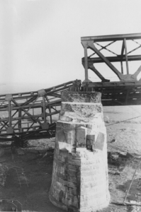 158591 Gezicht op één van de pijlers van de tijdens de oorlog vernielde spoorbrug over de Waal bij Zaltbommel.