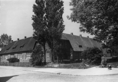79115 Gezicht op de Cort van der Lindenschool (Rietendakschool) voor lager openbaar onderwijs (Laan van Chartroise 72) ...