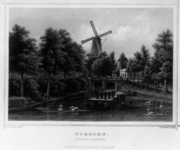 36867 Gezicht over de stadsbuitengracht op de Tolsteegbrug te Utrecht uit het oosten, met op de achtergrond de molen op ...