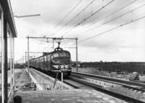 155000 Afbeelding van een electrisch treinstel mat. 1954 (plan P) van de N.S. langs het pas gebouwde perron van het ...