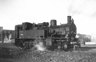 162191 Afbeelding van de stoomlocomotief nr. 74 924 van de D.R.B. (met opschrift Alied Forces ) te Zutphen. Deze ...
