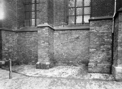 81648 Gezicht op een deel van het koor van de Jacobikerk (Jacobskerkhof) te Utrecht.