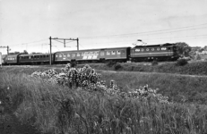 151032 Afbeelding van een electrische locomotief uit de serie 1100 van de N.S. met rijtuigen plan W en mat. 1924 ter ...