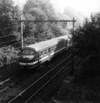 151026 Afbeelding van een electrisch treinstel plan T (mat. 1964) van de N.S. ter hoogte van Oosterbeek.