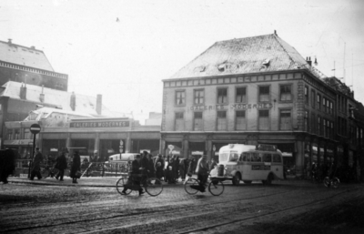 75107 Gezicht op het pand van de Galeries Modernes (Lange Viestraat 2-10/hoek Oudegracht Weerdzijde) te Utrecht, uit ...