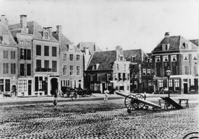 123918 Gezicht op de noordwesthoek van de Neude te Utrecht.