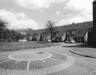 121749 Gezicht op het Wijnbesplantsoen te Utrecht, uit het zuidwesten; rechts de huizen nrs. 75 (rechts)- hoger.
