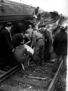 157615 Afbeelding van reddingswerkers op zoek naar slachtoffers tussen de wrakstukken van de bij de treinramp te ...