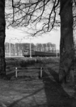 151084 Afbeelding van een electrische locomotief uit de serie 1100 van de N.S. met rijtuigen bij De Steeg.