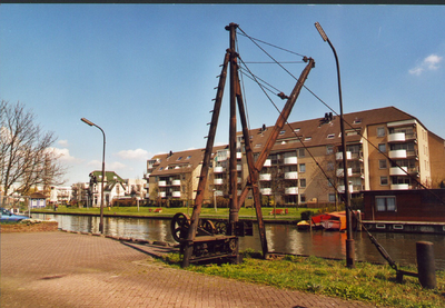 23394 Gezicht over de Vaartsche Rijn op de achtergevels van de woningen aan de Zeeltstraat te Utrecht vanuit het zuiden.