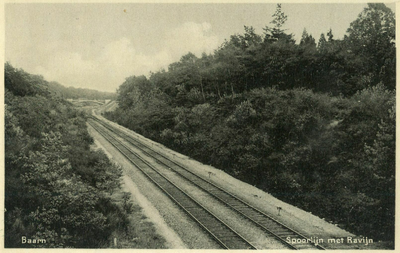 162627 Gezicht op de spoorlijn Amsterdam-Amersfoort te Baarn, met op de achtergrond de voetgangersbrug.