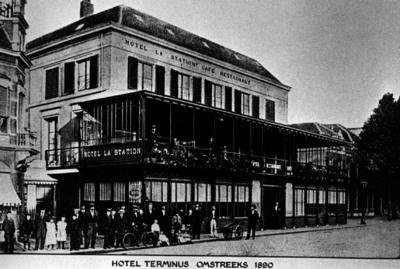 70900 Gezicht op de voorgevel van Hotel La Station (Stationsplein 3) te Utrecht.