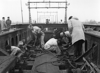 155507 Afbeelding van de herstellingswerkzaamheden aan de Gouwebrug te Gouda na een ontsporing.