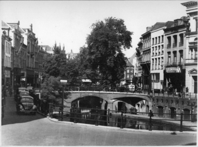 66909 Gezicht op de Bezembrug over de Oudegracht te Utrecht, vanaf de Stadhuisbrug.