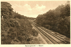 162626 Gezicht op de spoorlijn Amsterdam-Amersfoort te Baarn, met op de achtergrond de voetgangersbrug.