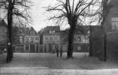 81269 Gezicht op de voorgevels van enkele panden aan het Geertekerkhof te Utrecht.