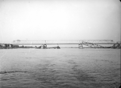160688 Gezicht op de in herstelling zijnde spoorbrug over de Waal bij Zaltbommel.