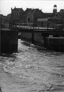 83518 Gezicht op het loopbruggetje over de Weerdsluis in de Vecht te Utrecht.