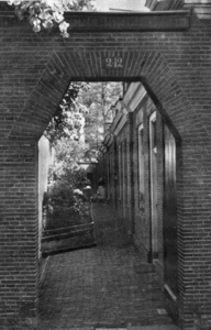 77911 Gezicht op de toegangspoort naar de vrijwoningen van de Fundatie Metelerkamp (Achterom 2-4, Nieuwe Kamp 2-12) te ...