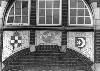 156154 Afbeelding van een tableau van sectieltegels aan de gevel van het N.S.-station Roosendaal te Roosendaal, ...