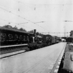 161233 Afbeelding van de stoomlocomotief nr. 1752 (serie 1700/1800) van de N.S. met de eerste naoorlogse trein op het ...