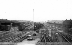 161276 Gezicht op het emplacement van het N.S.-station Zwolle te Zwolle met een trein uit Stadskanaal, getrokken door ...