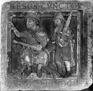 82250 Afbeelding van een uit de Pieterskerk (Pieterskerkhof) te Utrecht afkomstig reliëf, voorstellende Pontius Pilatus ...