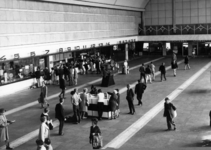 152610 Interieur van de hal met receptioniste in het N.S.-station Rotterdam C.S. te Rotterdam.