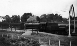 160833 Afbeelding van de stoomlocomotief nr. 4720 (serie 4700) van de N.S. langs het perron van de halte ...