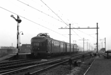 161057 Afbeelding van het electrische treinstel nr. 445 (mat. 1936) van de N.S. te Pijnacker.